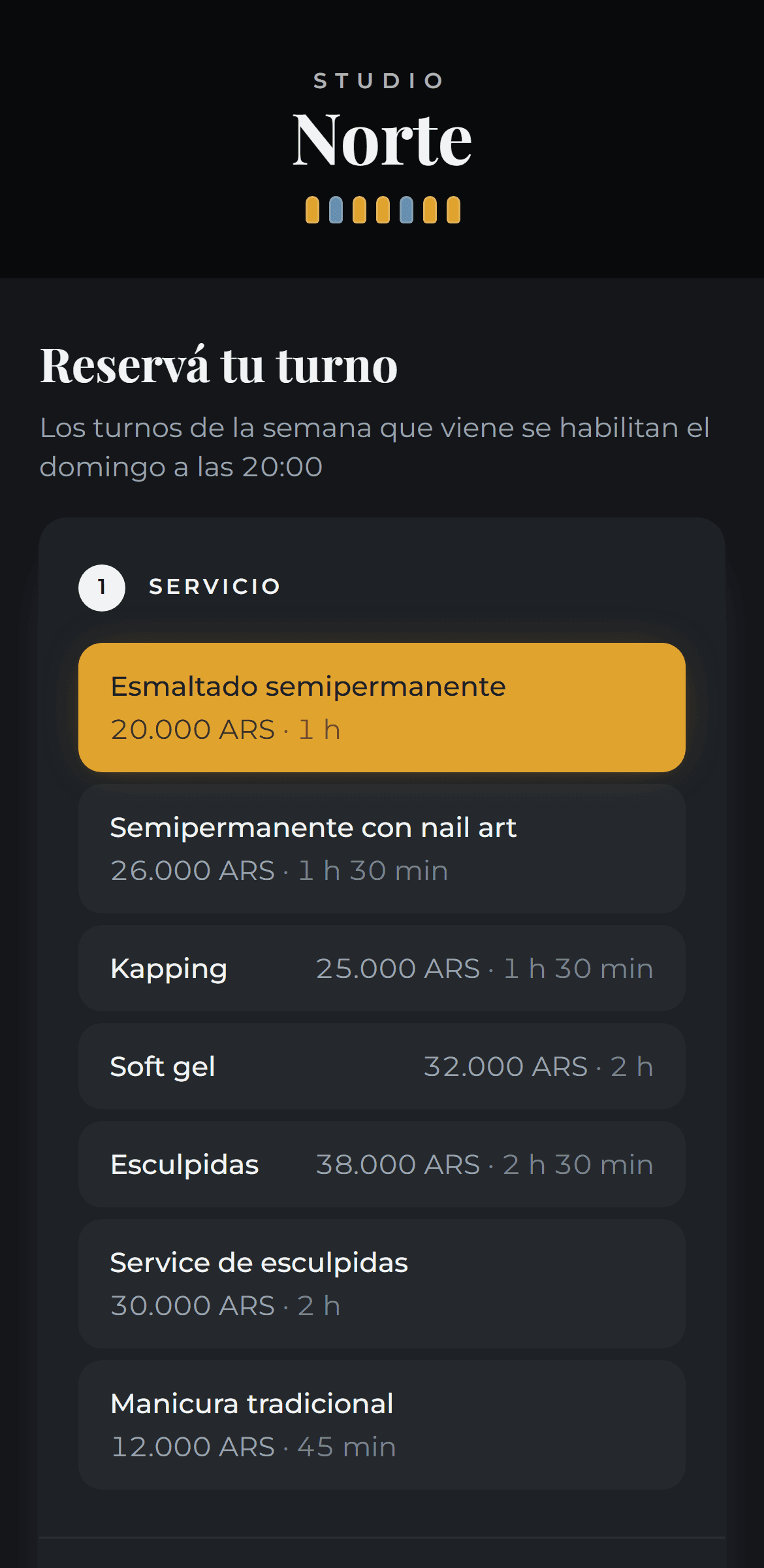 La misma pantalla en un salón con marca oscura.